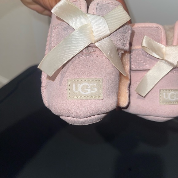 UGG Baby Girls’ Jesse Bow II Crib Shoes - Picture 6 of 8
